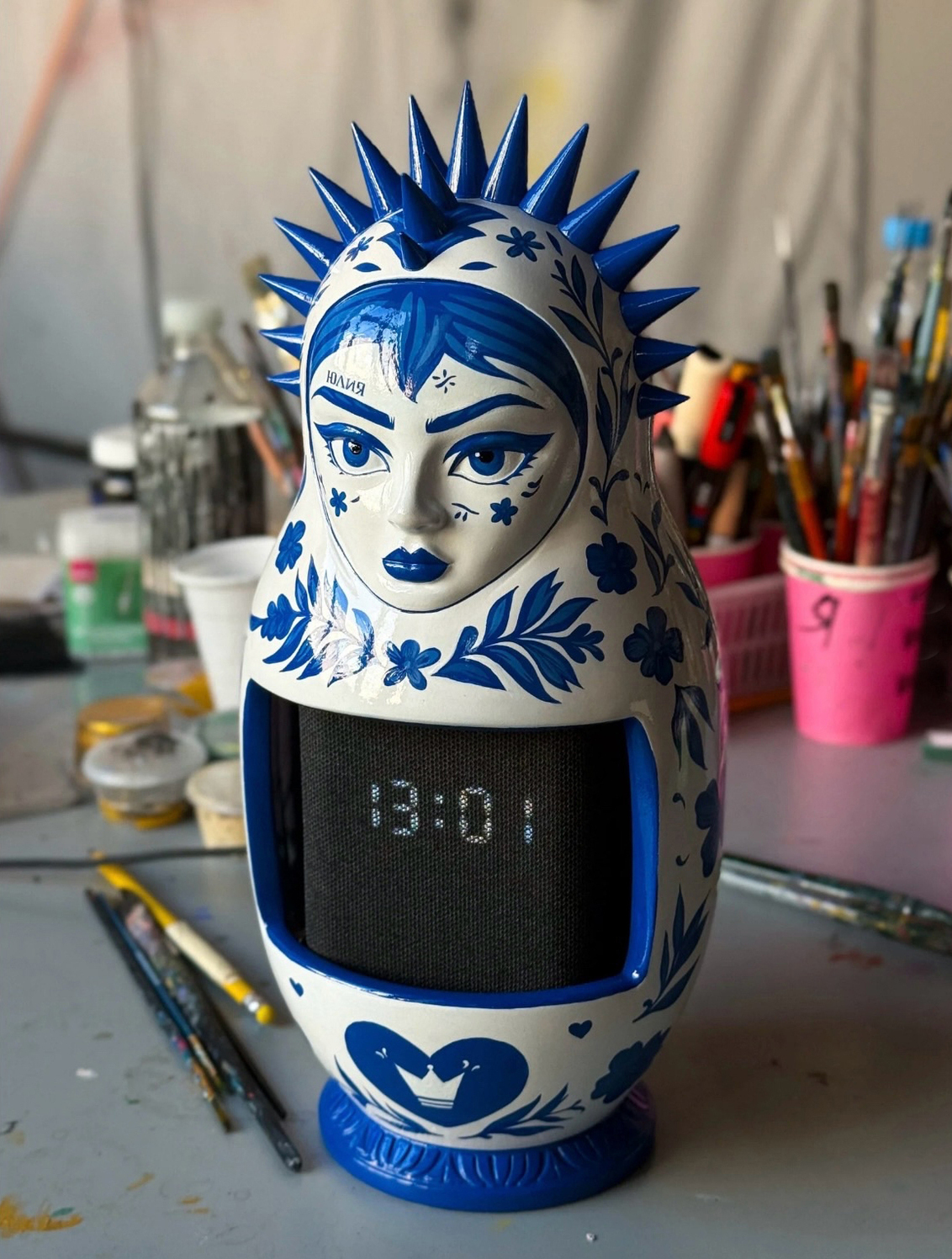 "Синкини символизирует нас с вами.
Этот язычок про наше детство, дерзость и беззаботность. Вырастая, мы преображаем свой индивидуальный костюмчик, место в жизни, на полочке. И каждый может найти своего «внутреннего ребенка»."