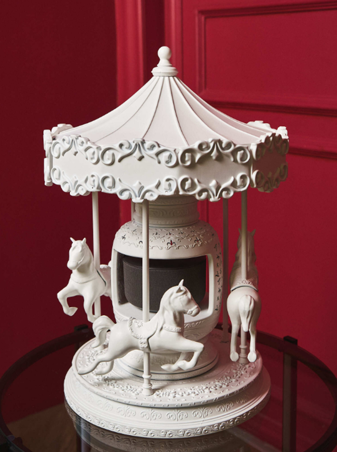 "Синкини символизирует нас с вами.
Этот язычок про наше детство, дерзость и беззаботность. Вырастая, мы преображаем свой индивидуальный костюмчик, место в жизни, на полочке. И каждый может найти своего «внутреннего ребенка»."