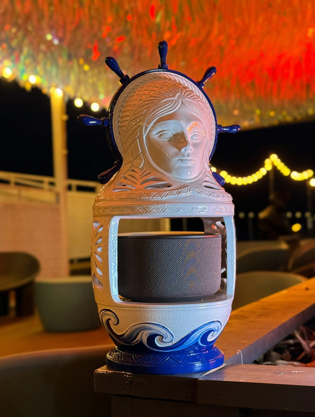 "Синкини символизирует нас с вами.
Этот язычок про наше детство, дерзость и беззаботность. Вырастая, мы преображаем свой индивидуальный костюмчик, место в жизни, на полочке. И каждый может найти своего «внутреннего ребенка»."