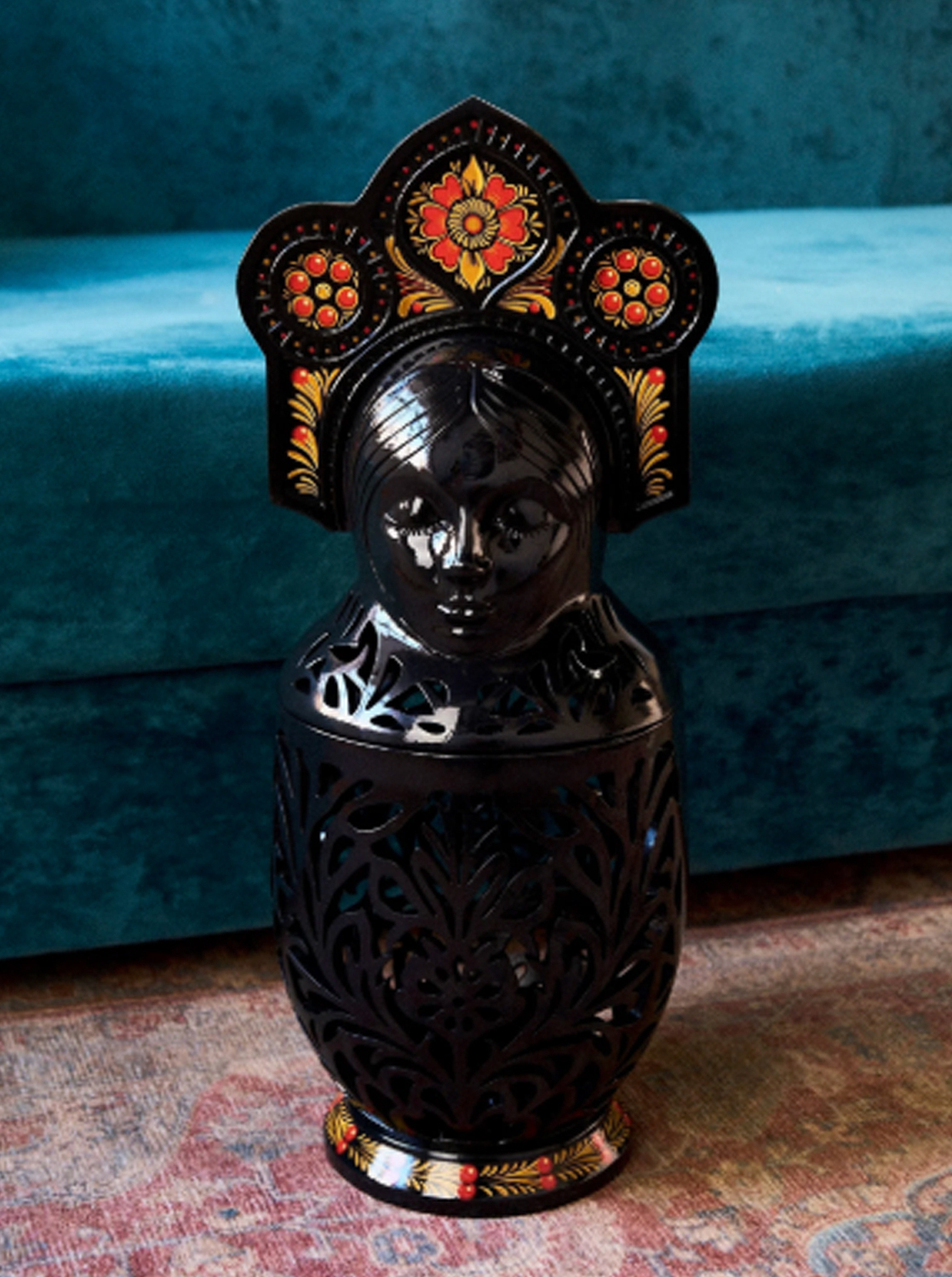 "Синкини символизирует нас с вами.
Этот язычок про наше детство, дерзость и беззаботность. Вырастая, мы преображаем свой индивидуальный костюмчик, место в жизни, на полочке. И каждый может найти своего «внутреннего ребенка»."