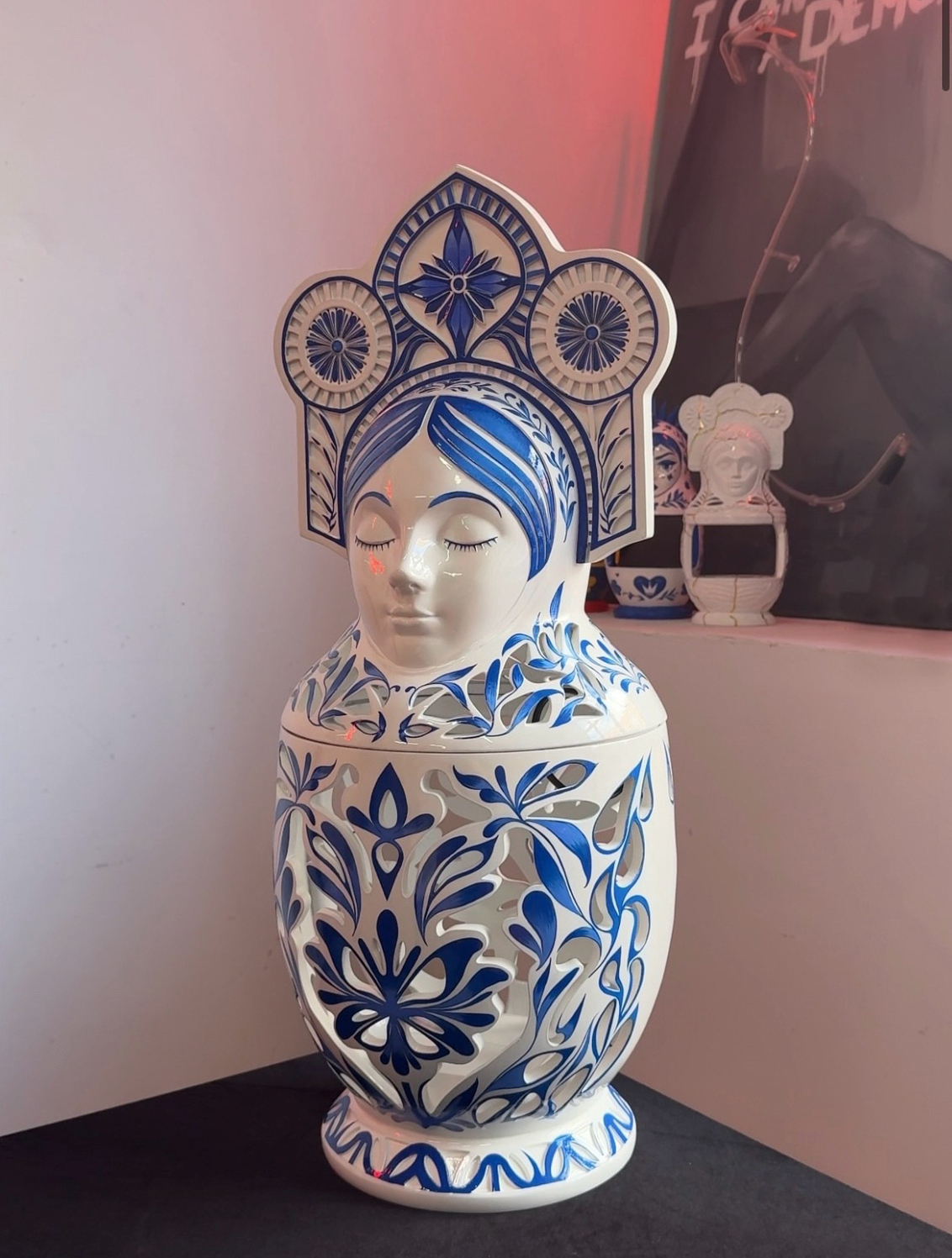 "Синкини символизирует нас с вами.
Этот язычок про наше детство, дерзость и беззаботность. Вырастая, мы преображаем свой индивидуальный костюмчик, место в жизни, на полочке. И каждый может найти своего «внутреннего ребенка»."