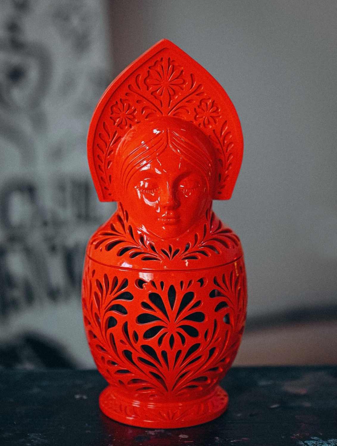 "Синкини символизирует нас с вами.
Этот язычок про наше детство, дерзость и беззаботность. Вырастая, мы преображаем свой индивидуальный костюмчик, место в жизни, на полочке. И каждый может найти своего «внутреннего ребенка»."