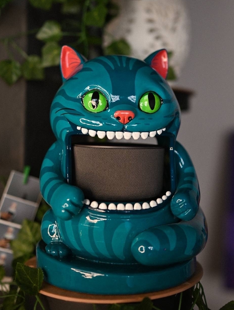 "Синкини символизирует нас с вами.
Этот язычок про наше детство, дерзость и беззаботность. Вырастая, мы преображаем свой индивидуальный костюмчик, место в жизни, на полочке. И каждый может найти своего «внутреннего ребенка»."