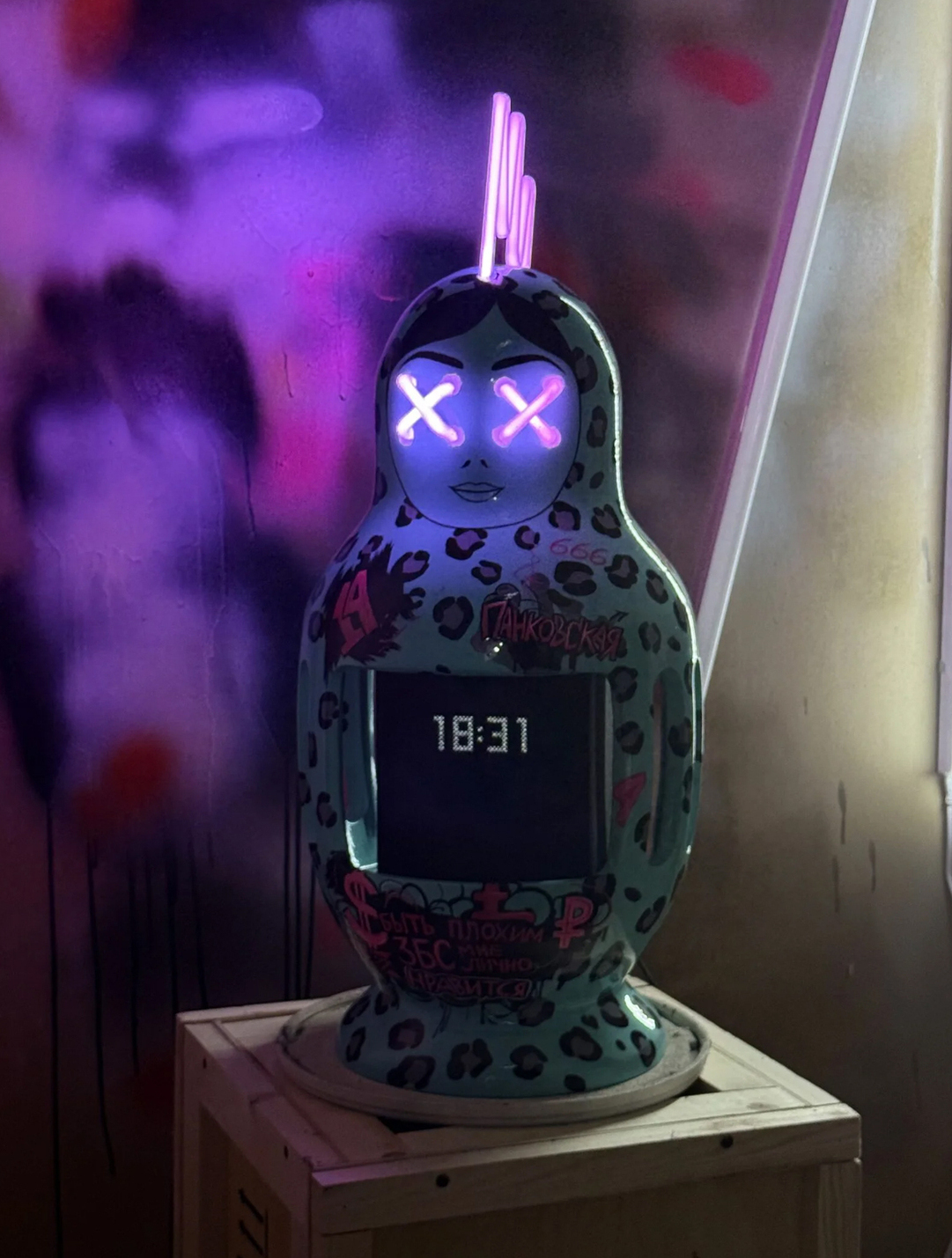 "Синкини символизирует нас с вами.
Этот язычок про наше детство, дерзость и беззаботность. Вырастая, мы преображаем свой индивидуальный костюмчик, место в жизни, на полочке. И каждый может найти своего «внутреннего ребенка»."