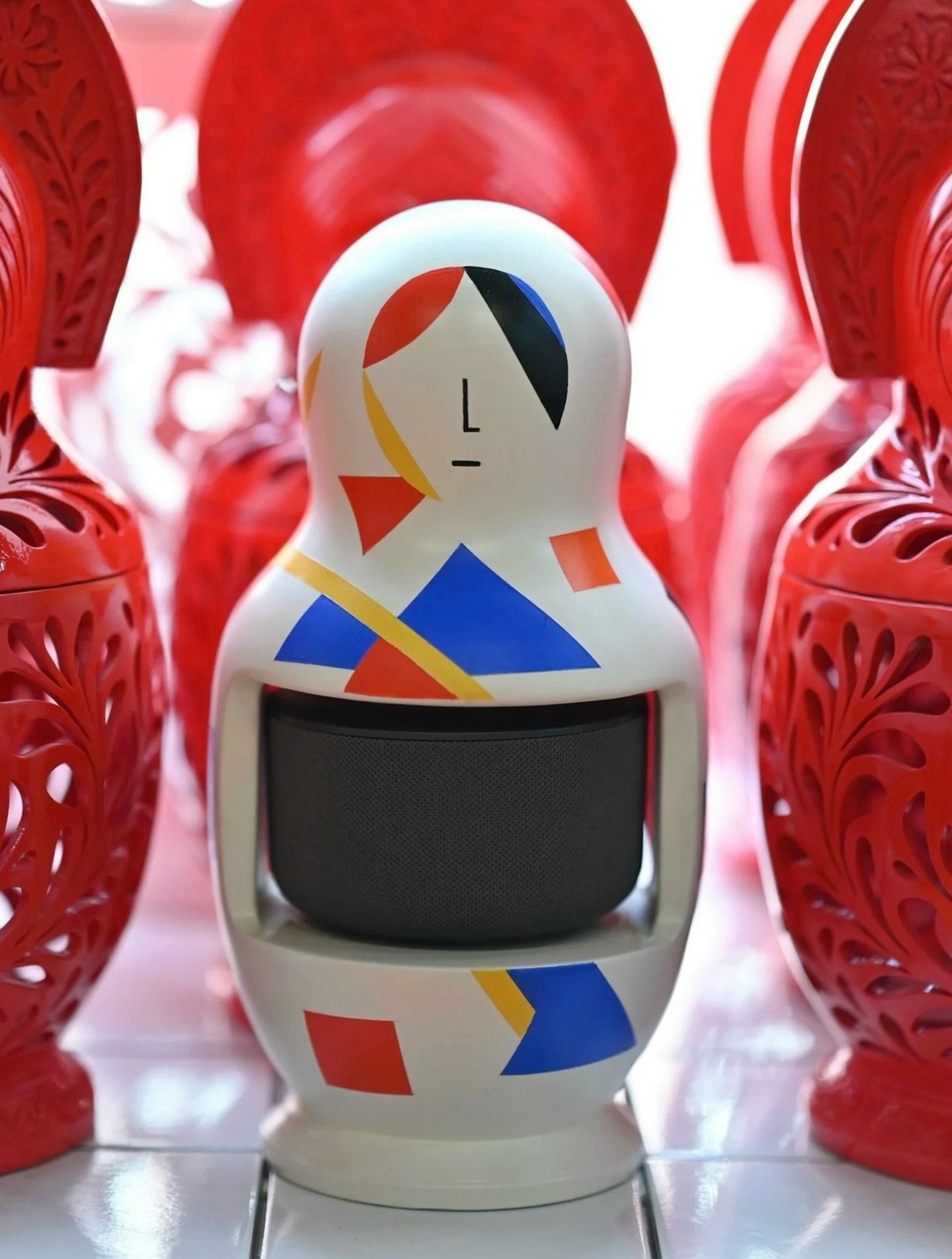 "Синкини символизирует нас с вами.
Этот язычок про наше детство, дерзость и беззаботность. Вырастая, мы преображаем свой индивидуальный костюмчик, место в жизни, на полочке. И каждый может найти своего «внутреннего ребенка»."