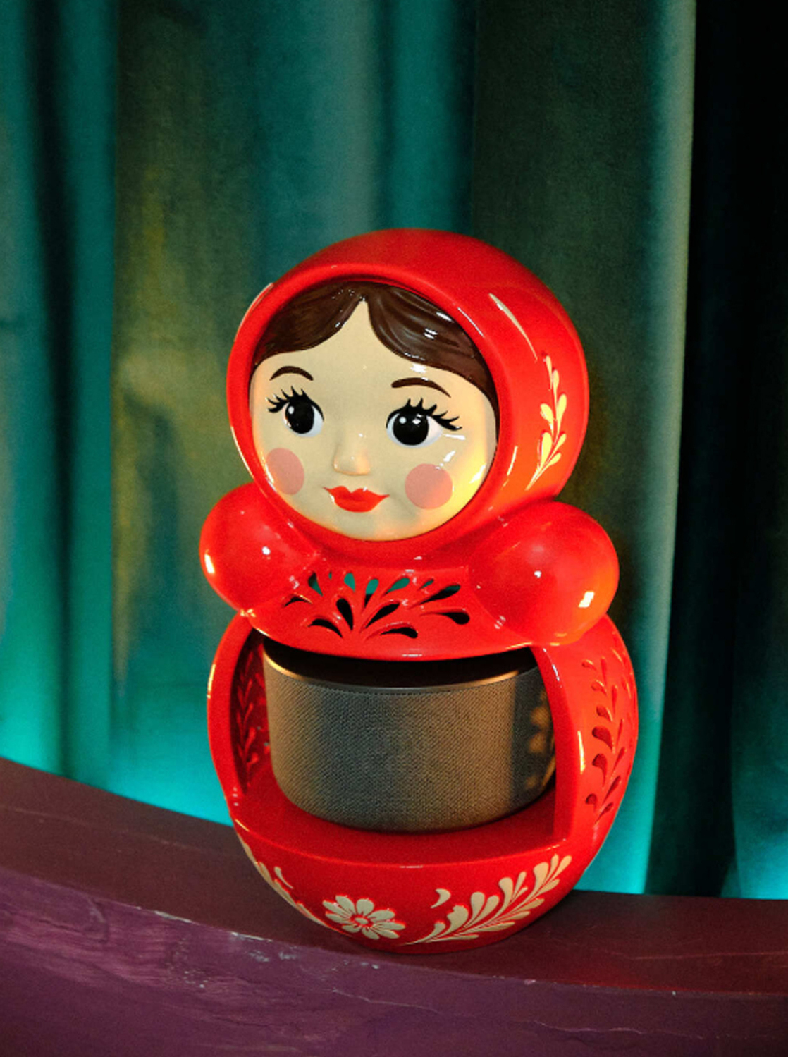 "Синкини символизирует нас с вами.
Этот язычок про наше детство, дерзость и беззаботность. Вырастая, мы преображаем свой индивидуальный костюмчик, место в жизни, на полочке. И каждый может найти своего «внутреннего ребенка»."