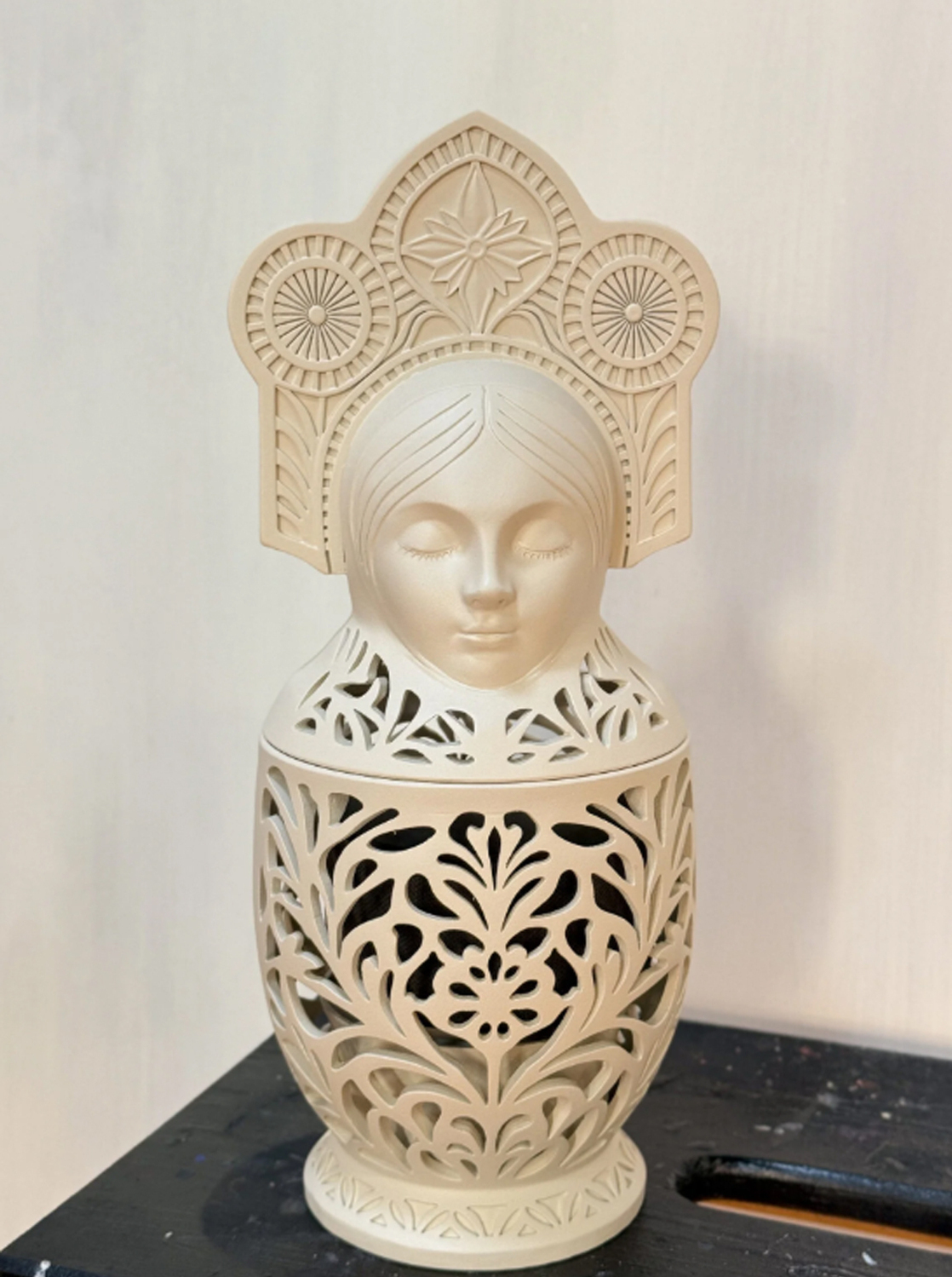 "Синкини символизирует нас с вами.
Этот язычок про наше детство, дерзость и беззаботность. Вырастая, мы преображаем свой индивидуальный костюмчик, место в жизни, на полочке. И каждый может найти своего «внутреннего ребенка»."