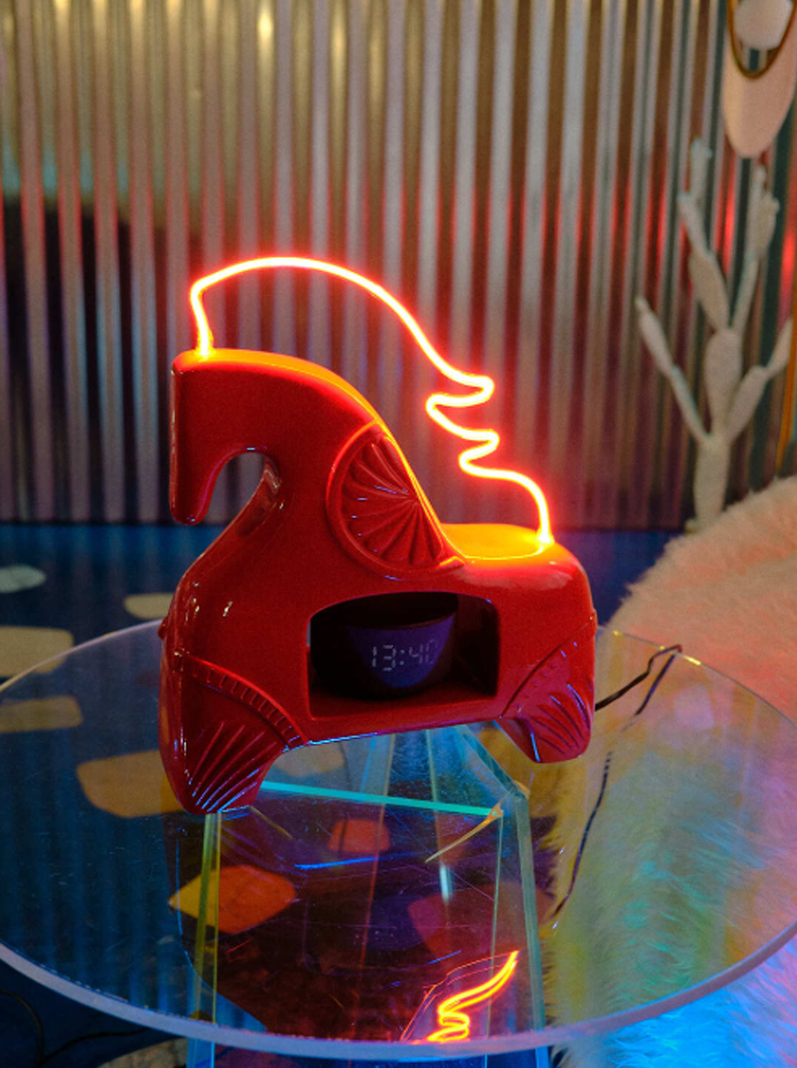 "Синкини символизирует нас с вами.
Этот язычок про наше детство, дерзость и беззаботность. Вырастая, мы преображаем свой индивидуальный костюмчик, место в жизни, на полочке. И каждый может найти своего «внутреннего ребенка»."