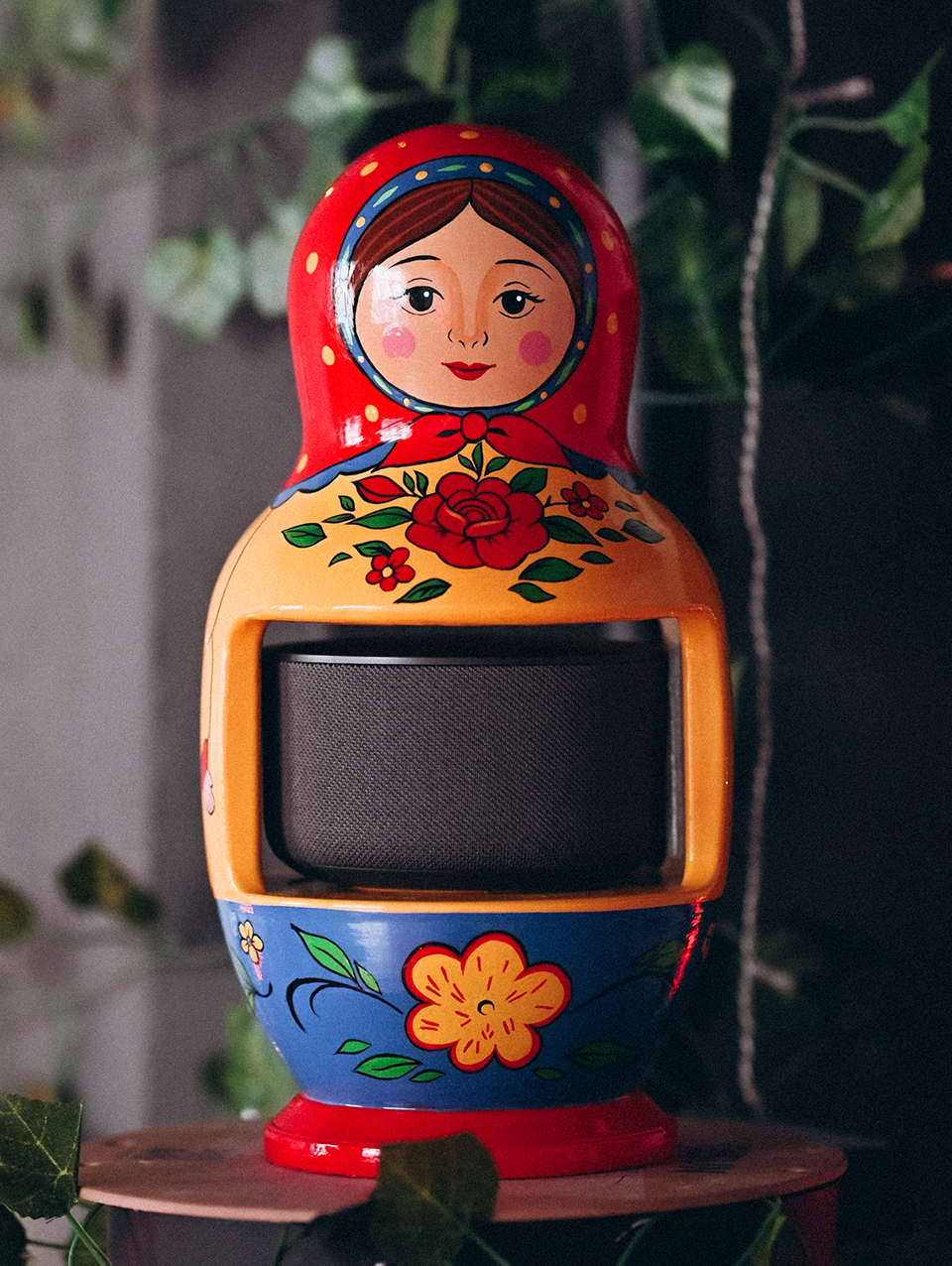 "Синкини символизирует нас с вами.
Этот язычок про наше детство, дерзость и беззаботность. Вырастая, мы преображаем свой индивидуальный костюмчик, место в жизни, на полочке. И каждый может найти своего «внутреннего ребенка»."