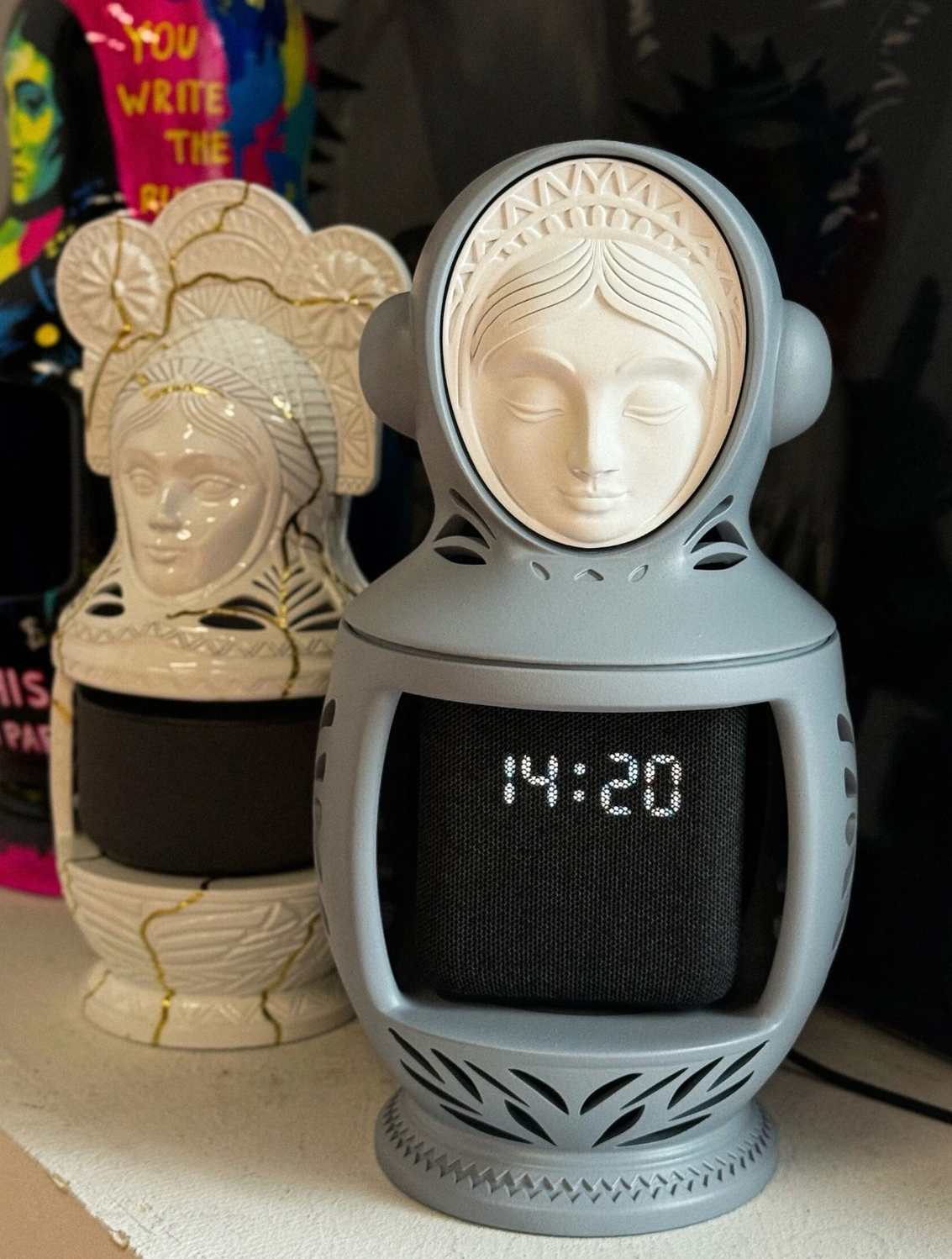 "Синкини символизирует нас с вами.
Этот язычок про наше детство, дерзость и беззаботность. Вырастая, мы преображаем свой индивидуальный костюмчик, место в жизни, на полочке. И каждый может найти своего «внутреннего ребенка»."