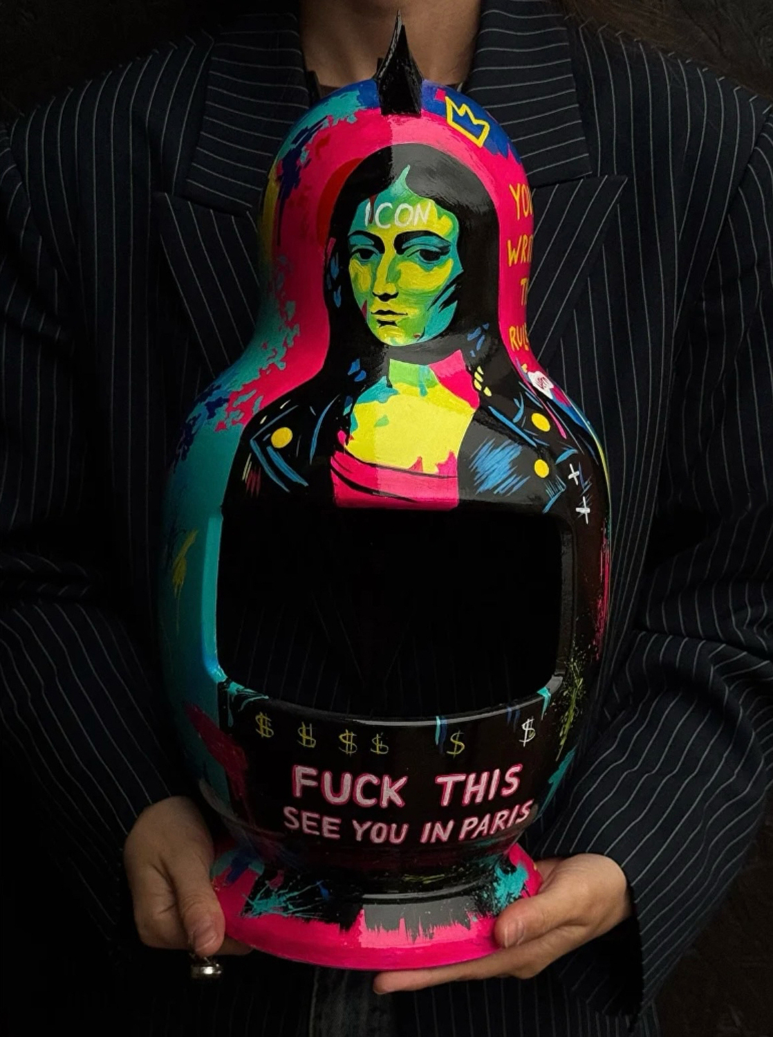 "Синкини символизирует нас с вами.
Этот язычок про наше детство, дерзость и беззаботность. Вырастая, мы преображаем свой индивидуальный костюмчик, место в жизни, на полочке. И каждый может найти своего «внутреннего ребенка»."