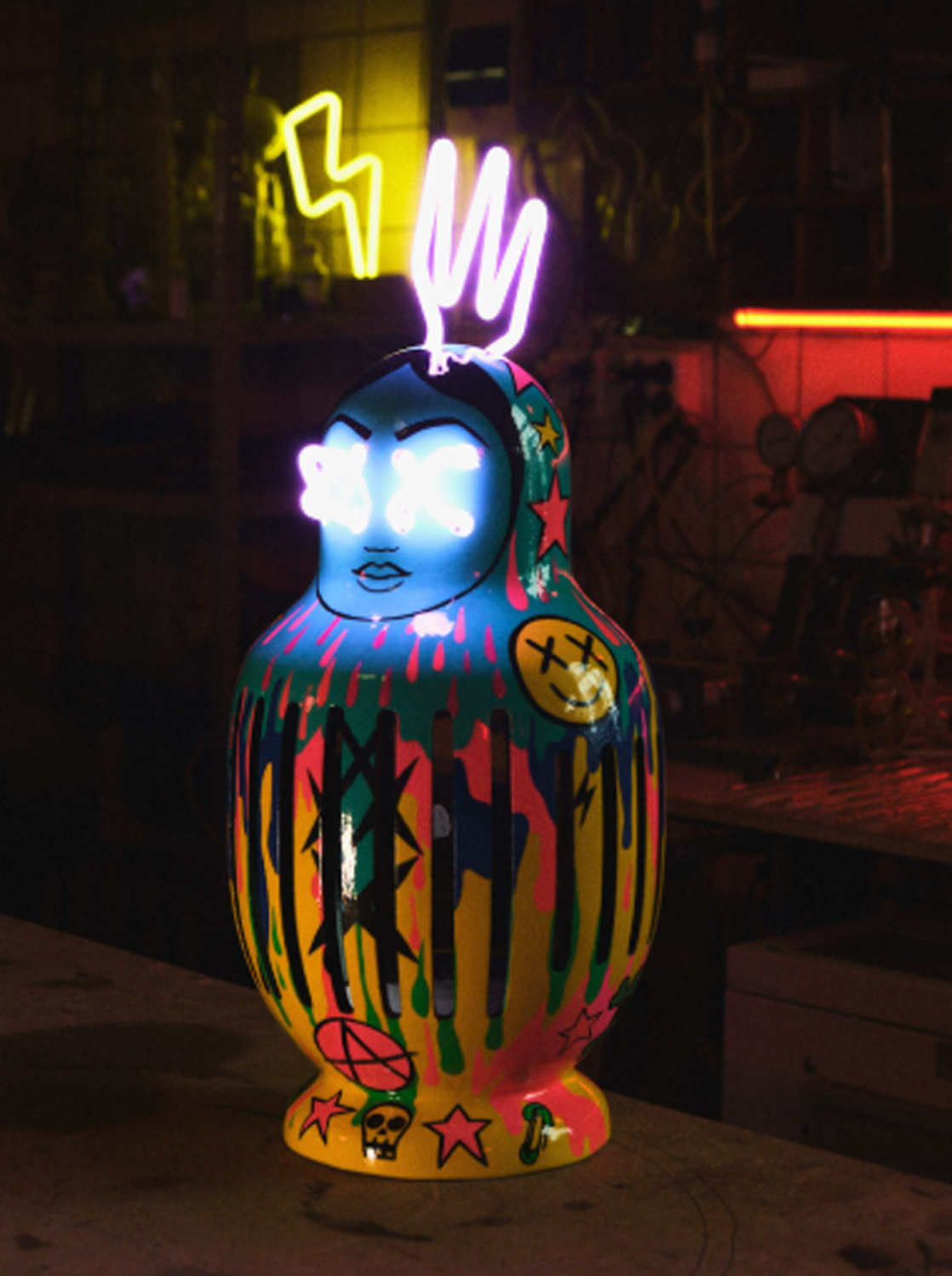 "Синкини символизирует нас с вами.
Этот язычок про наше детство, дерзость и беззаботность. Вырастая, мы преображаем свой индивидуальный костюмчик, место в жизни, на полочке. И каждый может найти своего «внутреннего ребенка»."