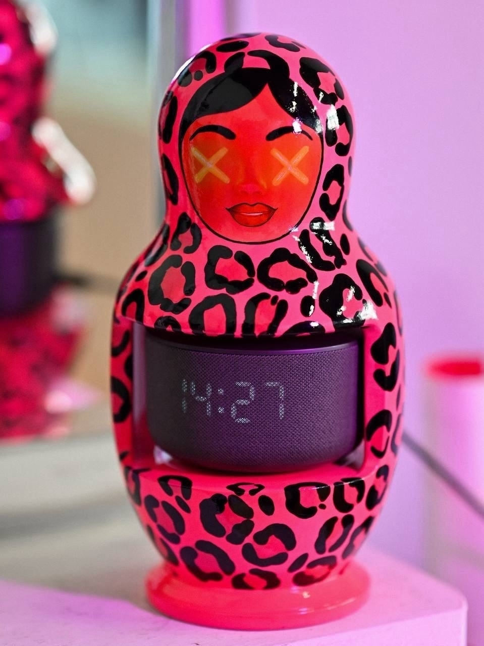 "Синкини символизирует нас с вами.
Этот язычок про наше детство, дерзость и беззаботность. Вырастая, мы преображаем свой индивидуальный костюмчик, место в жизни, на полочке. И каждый может найти своего «внутреннего ребенка»."