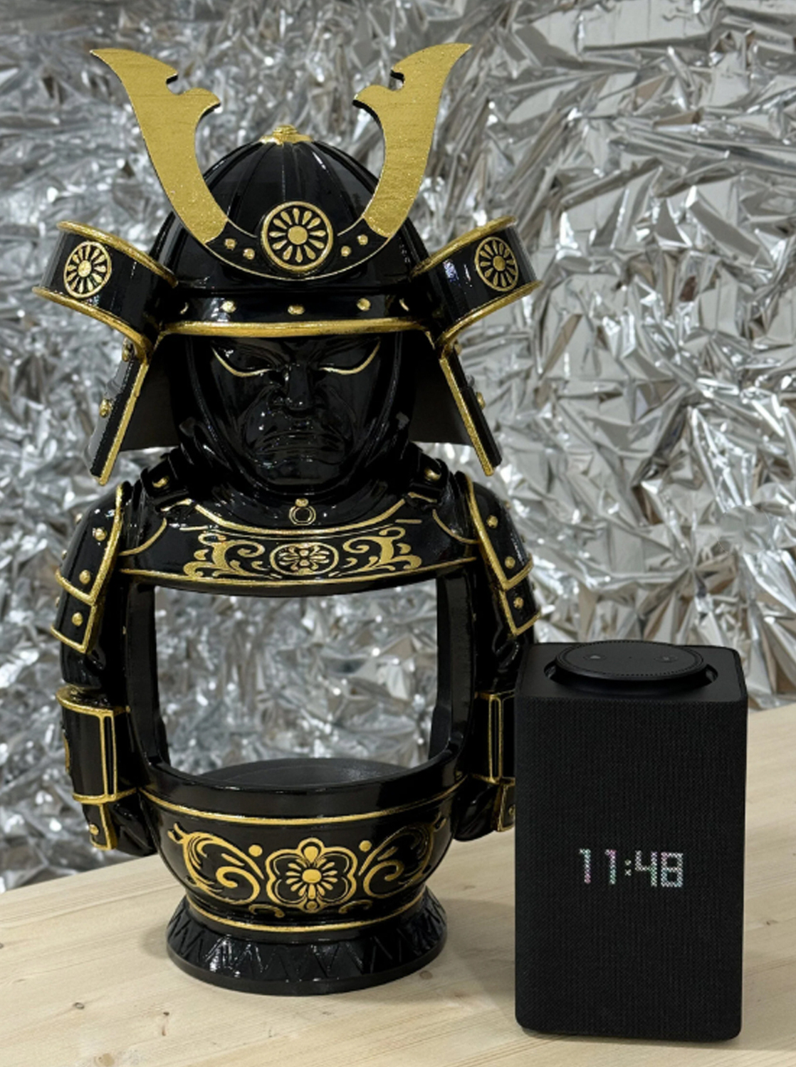 "Синкини символизирует нас с вами.
Этот язычок про наше детство, дерзость и беззаботность. Вырастая, мы преображаем свой индивидуальный костюмчик, место в жизни, на полочке. И каждый может найти своего «внутреннего ребенка»."