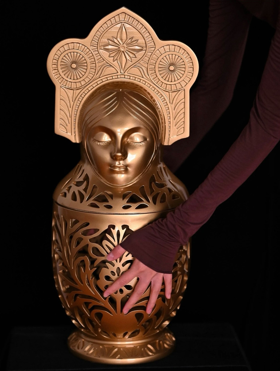 "Синкини символизирует нас с вами.
Этот язычок про наше детство, дерзость и беззаботность. Вырастая, мы преображаем свой индивидуальный костюмчик, место в жизни, на полочке. И каждый может найти своего «внутреннего ребенка»."