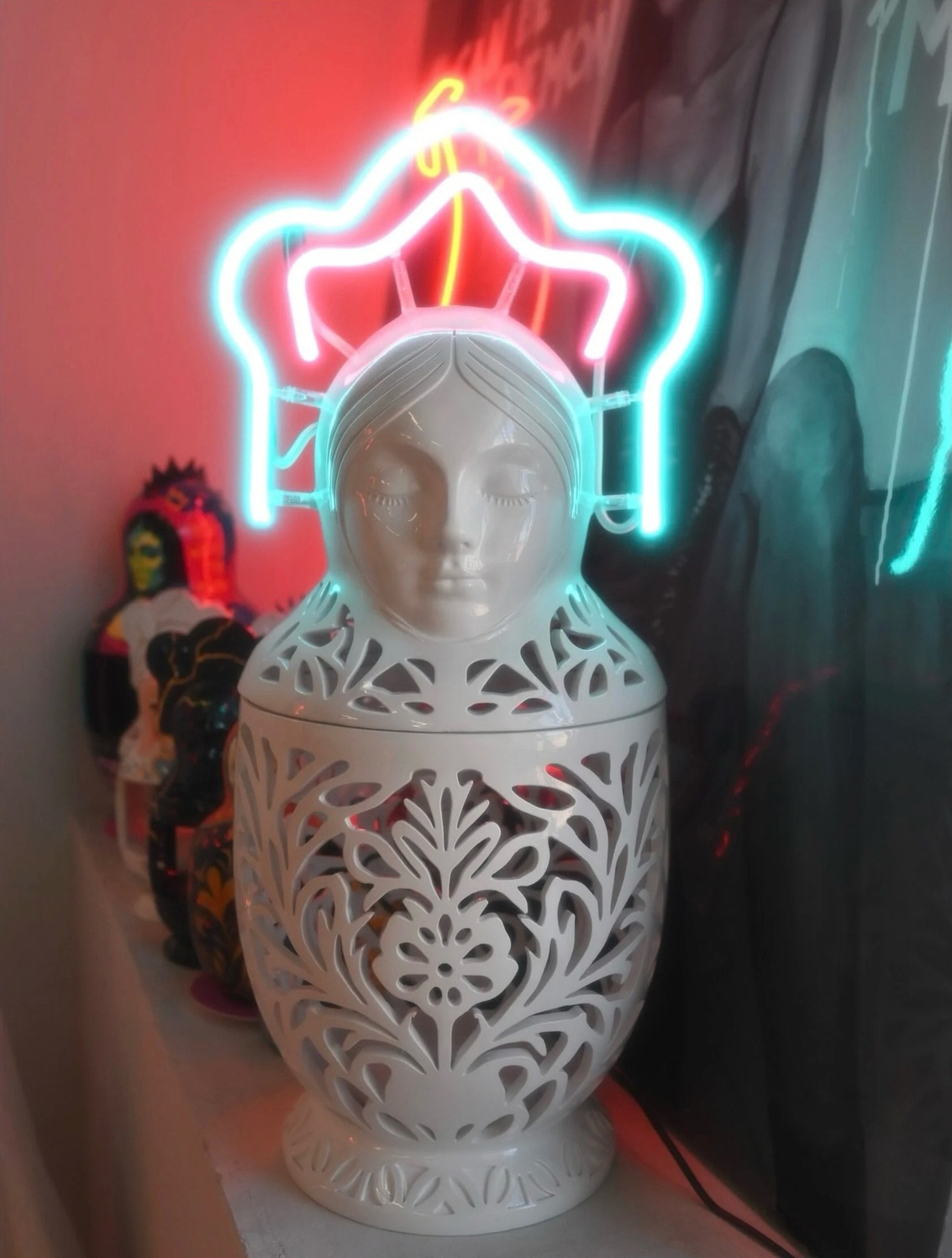 "Синкини символизирует нас с вами.
Этот язычок про наше детство, дерзость и беззаботность. Вырастая, мы преображаем свой индивидуальный костюмчик, место в жизни, на полочке. И каждый может найти своего «внутреннего ребенка»."