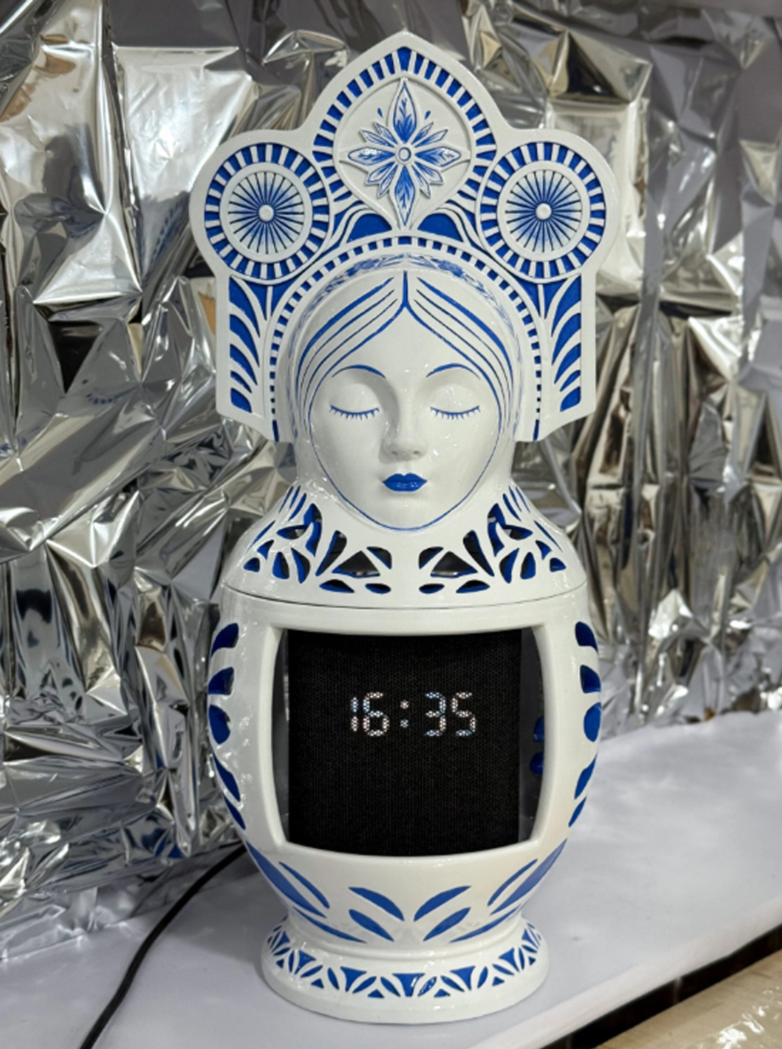 "Синкини символизирует нас с вами.
Этот язычок про наше детство, дерзость и беззаботность. Вырастая, мы преображаем свой индивидуальный костюмчик, место в жизни, на полочке. И каждый может найти своего «внутреннего ребенка»."