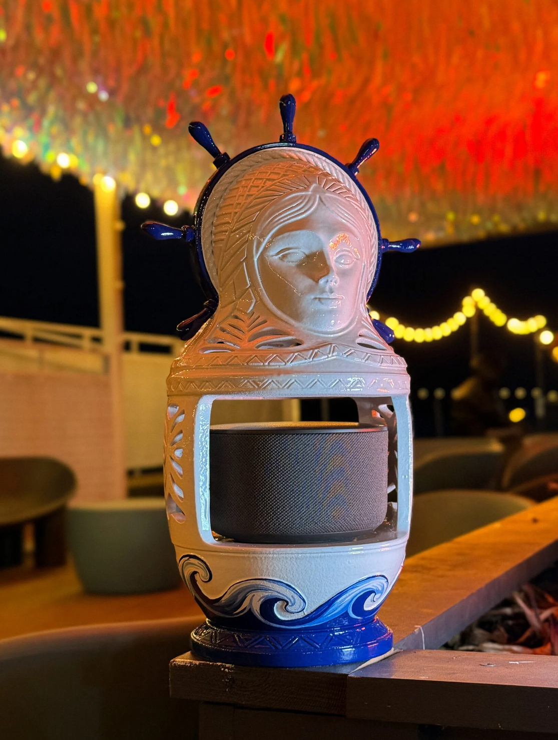 "Синкини символизирует нас с вами.
Этот язычок про наше детство, дерзость и беззаботность. Вырастая, мы преображаем свой индивидуальный костюмчик, место в жизни, на полочке. И каждый может найти своего «внутреннего ребенка»."