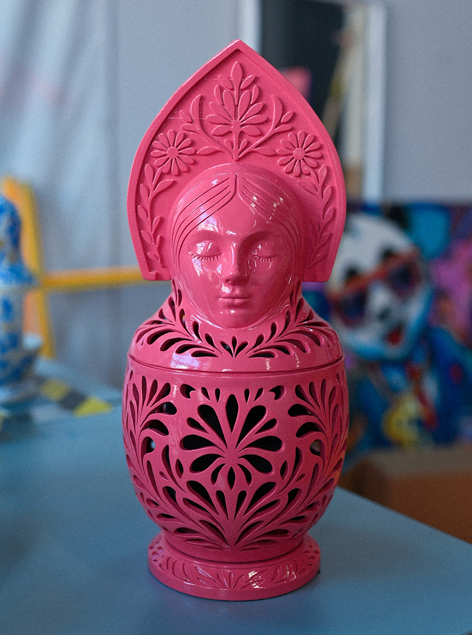 "Синкини символизирует нас с вами.
Этот язычок про наше детство, дерзость и беззаботность. Вырастая, мы преображаем свой индивидуальный костюмчик, место в жизни, на полочке. И каждый может найти своего «внутреннего ребенка»."