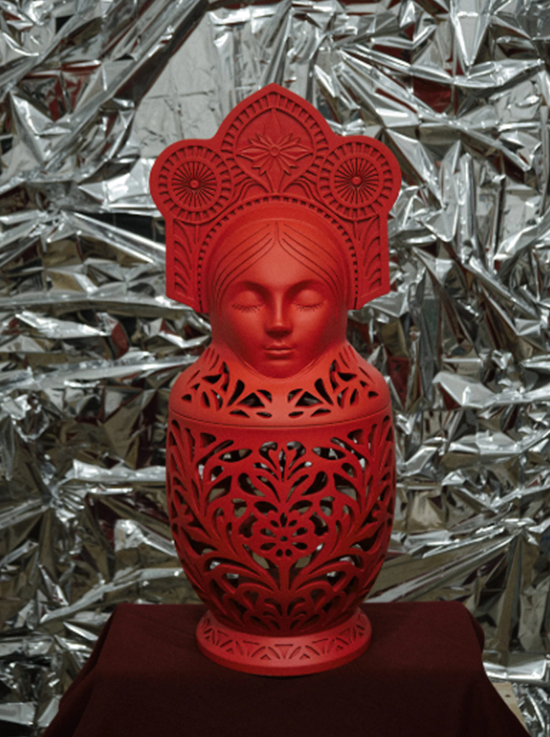 "Синкини символизирует нас с вами.
Этот язычок про наше детство, дерзость и беззаботность. Вырастая, мы преображаем свой индивидуальный костюмчик, место в жизни, на полочке. И каждый может найти своего «внутреннего ребенка»."