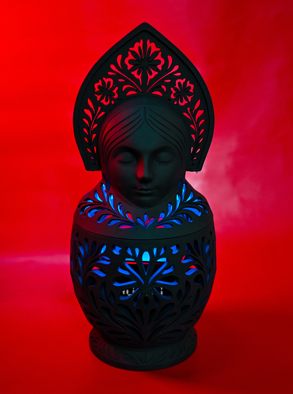 "Синкини символизирует нас с вами.
Этот язычок про наше детство, дерзость и беззаботность. Вырастая, мы преображаем свой индивидуальный костюмчик, место в жизни, на полочке. И каждый может найти своего «внутреннего ребенка»."