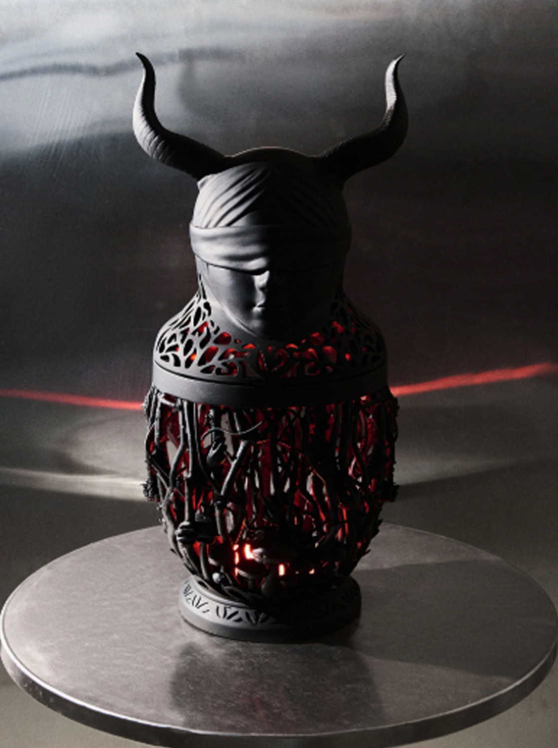 "Синкини символизирует нас с вами.
Этот язычок про наше детство, дерзость и беззаботность. Вырастая, мы преображаем свой индивидуальный костюмчик, место в жизни, на полочке. И каждый может найти своего «внутреннего ребенка»."