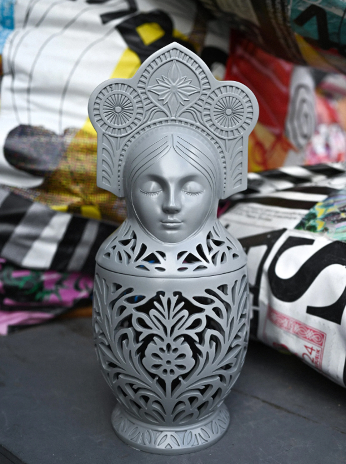 "Синкини символизирует нас с вами.
Этот язычок про наше детство, дерзость и беззаботность. Вырастая, мы преображаем свой индивидуальный костюмчик, место в жизни, на полочке. И каждый может найти своего «внутреннего ребенка»."