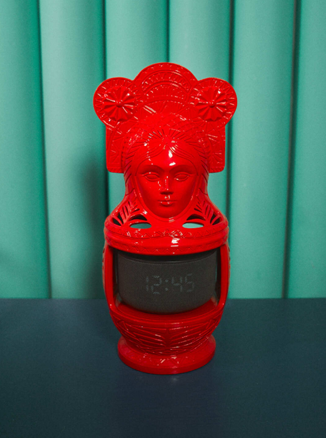 "Синкини символизирует нас с вами.
Этот язычок про наше детство, дерзость и беззаботность. Вырастая, мы преображаем свой индивидуальный костюмчик, место в жизни, на полочке. И каждый может найти своего «внутреннего ребенка»."