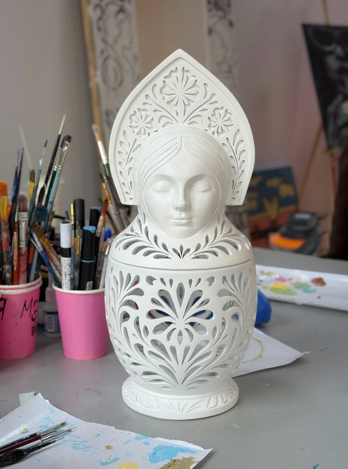 "Синкини символизирует нас с вами.
Этот язычок про наше детство, дерзость и беззаботность. Вырастая, мы преображаем свой индивидуальный костюмчик, место в жизни, на полочке. И каждый может найти своего «внутреннего ребенка»."