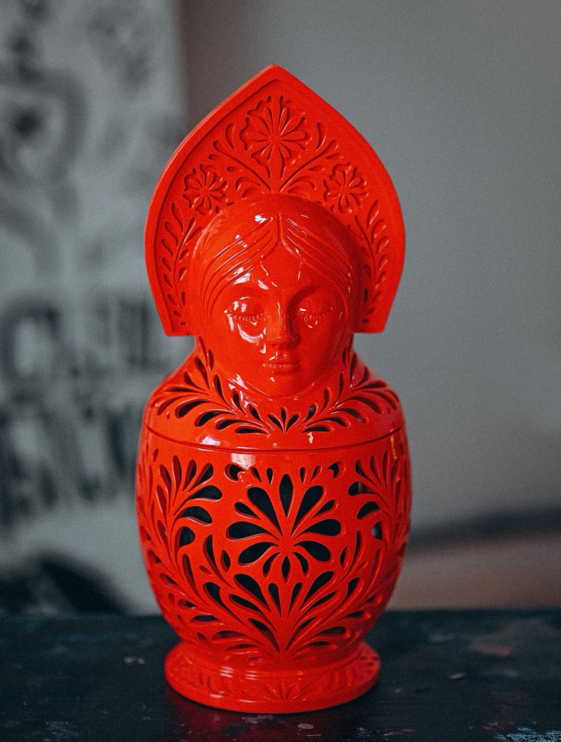 "Синкини символизирует нас с вами.
Этот язычок про наше детство, дерзость и беззаботность. Вырастая, мы преображаем свой индивидуальный костюмчик, место в жизни, на полочке. И каждый может найти своего «внутреннего ребенка»."