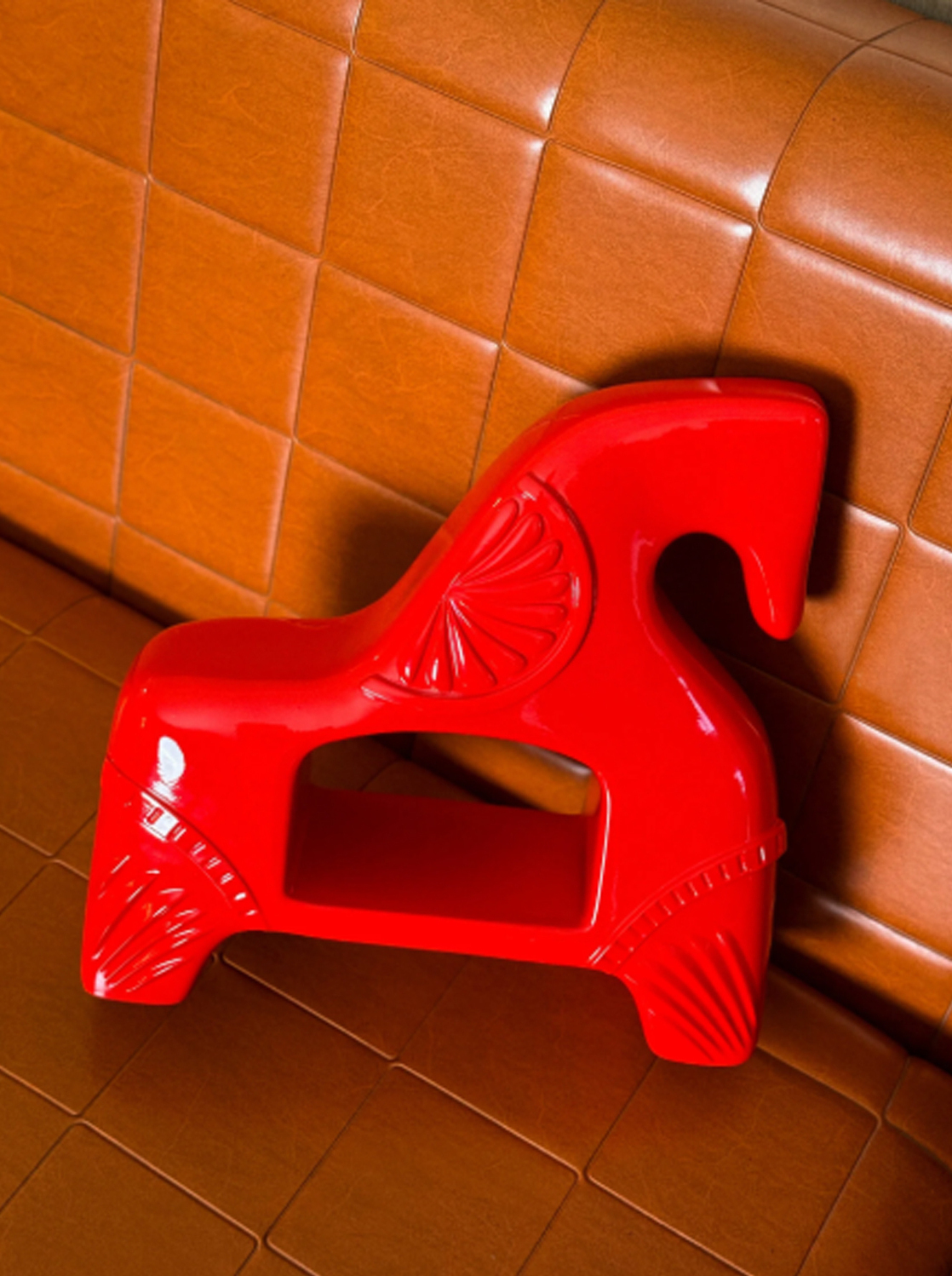 "Синкини символизирует нас с вами.
Этот язычок про наше детство, дерзость и беззаботность. Вырастая, мы преображаем свой индивидуальный костюмчик, место в жизни, на полочке. И каждый может найти своего «внутреннего ребенка»."